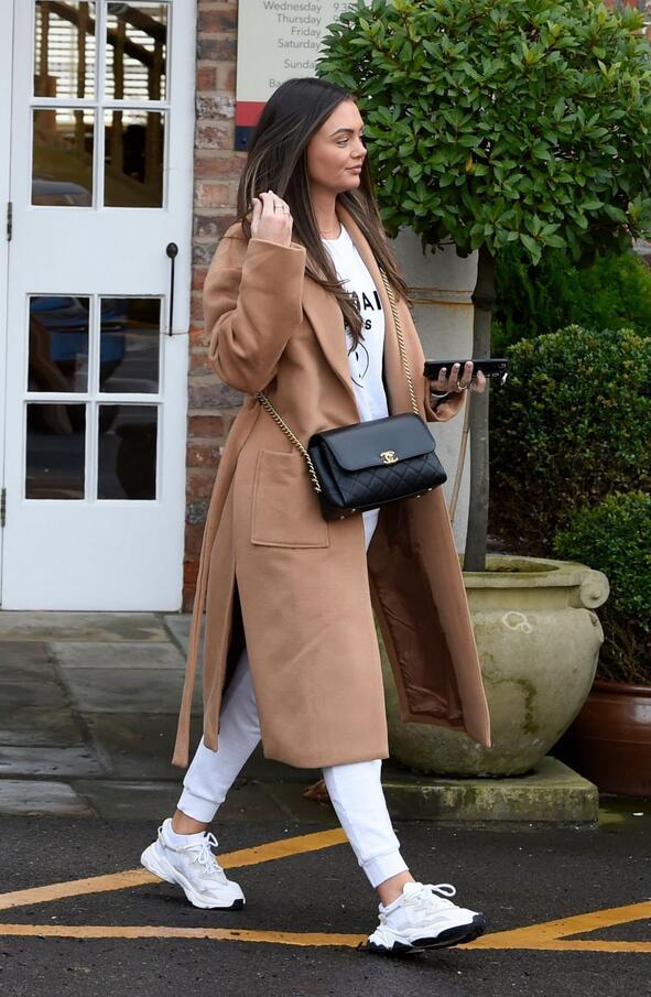 女星肯德尔·雷(kendall rae)一身休闲打扮,现身在英国柴群街头.