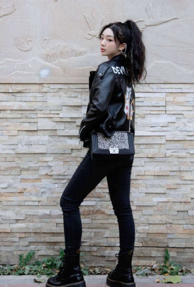 她在火箭少女中最没存在感,但换上"水银皮裙"后,身姿成绝色_李紫婷