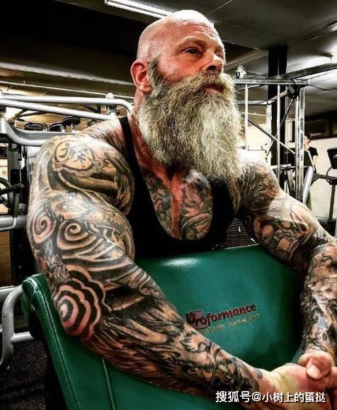 荷兰潮老头坚持健身36年一身肌肉加纹身秒杀小鲜肉现状成这样