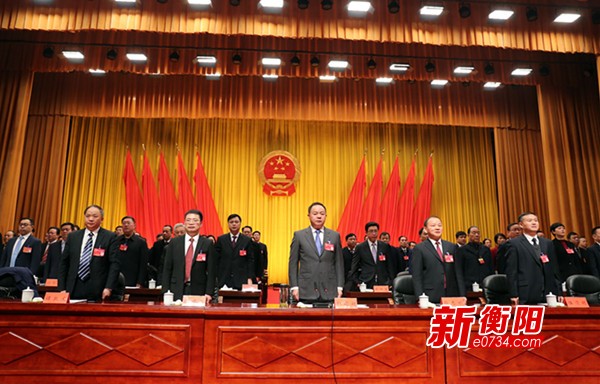 台就座的还有老干部代表钟名智,刘增科,谢宏治,李慧星,康强,王旭明,苏
