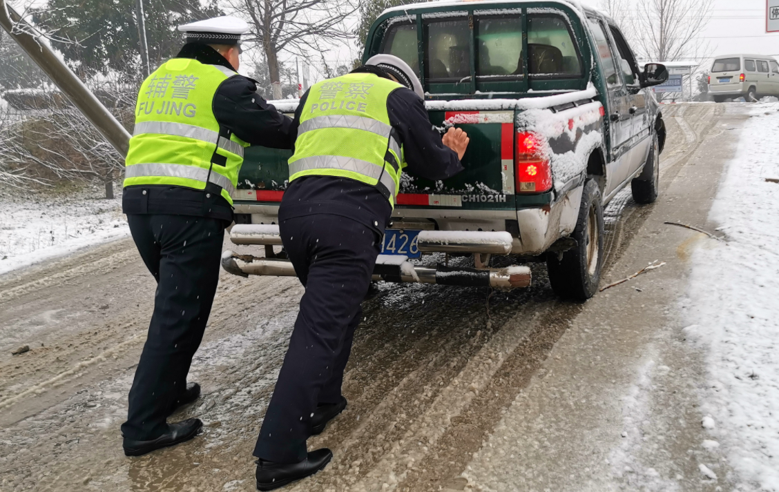 山西临猗交警:全警出动应对雪情