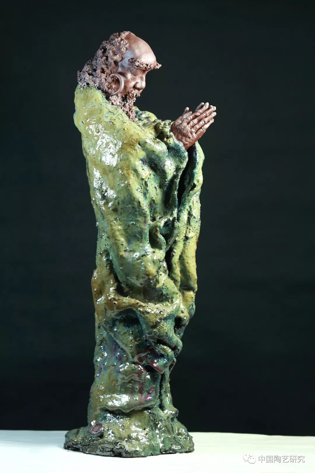 届中国陶瓷艺术大展获奖作品推荐花的金屋和大地谈插花中的陶艺花器