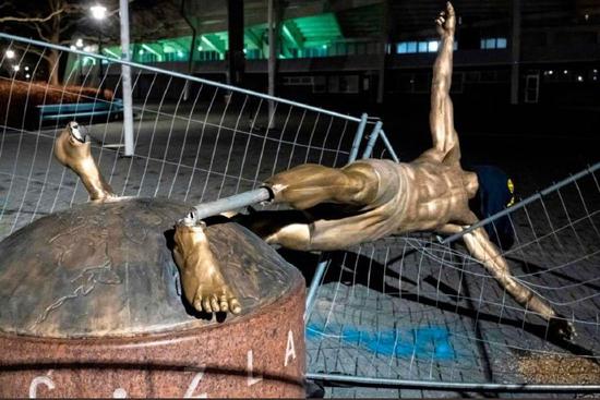 原创梅西伊布桑切斯雕像在家乡先后被毁如果在中国这难以想象