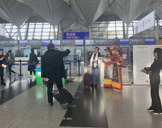 天佑德年货节现场火爆从西宁曹家堡机场出发的乘客满载而归