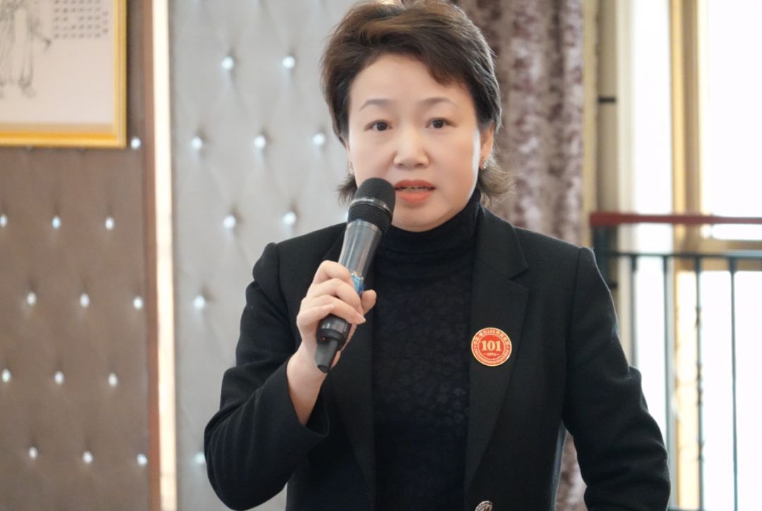 执行董事赵胜霞做精彩发言经过了一上午紧锣密鼓的总结分享后,下午