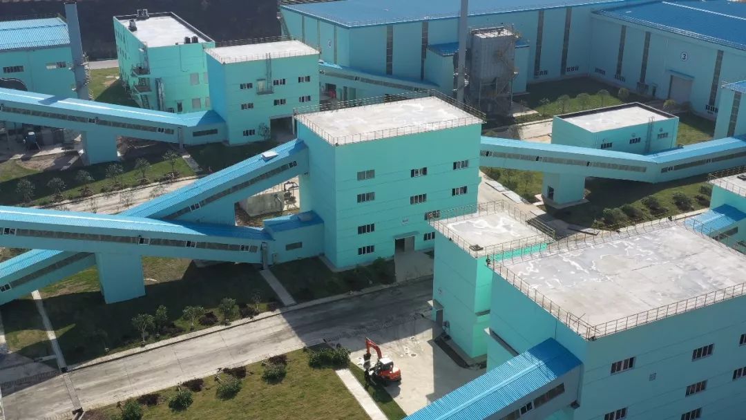 在治气方面,武汉钢铁有限公司实施了煤进仓,矿进棚,皮带通廊封闭,烧结