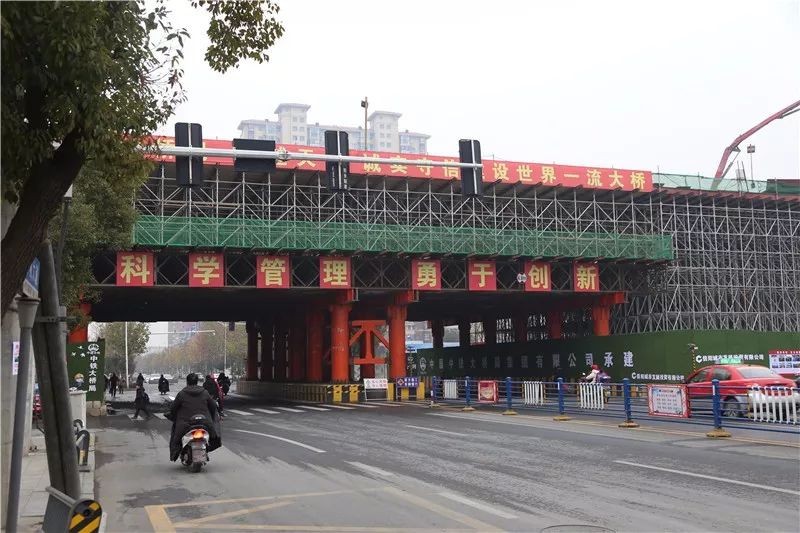 在城市道路上方设置支架,减少对交通的影响