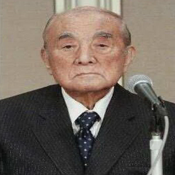 他叫东久迩稔彦1887年出生于日本京都府,是久迩宫朝彦亲王第9个儿子