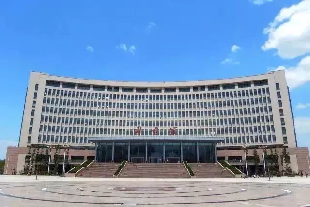 土木建筑学院的前身是郑州工程学院建筑工程系和郑州粮食学院建筑工程