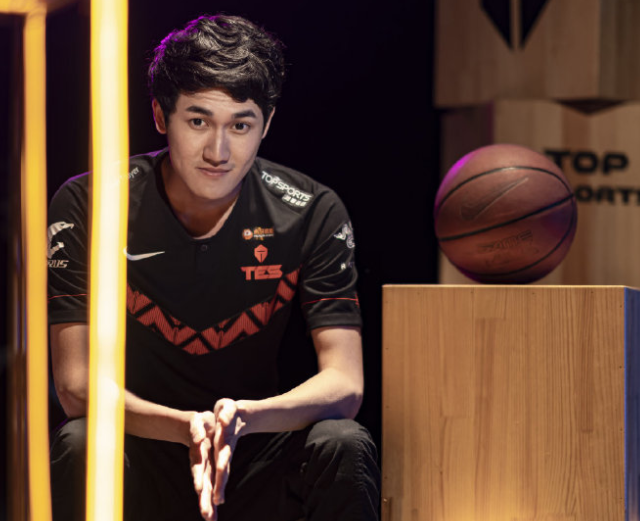 电竞蔡徐坤tes公布karsa运球定妆照小迷妹沸腾了好帅