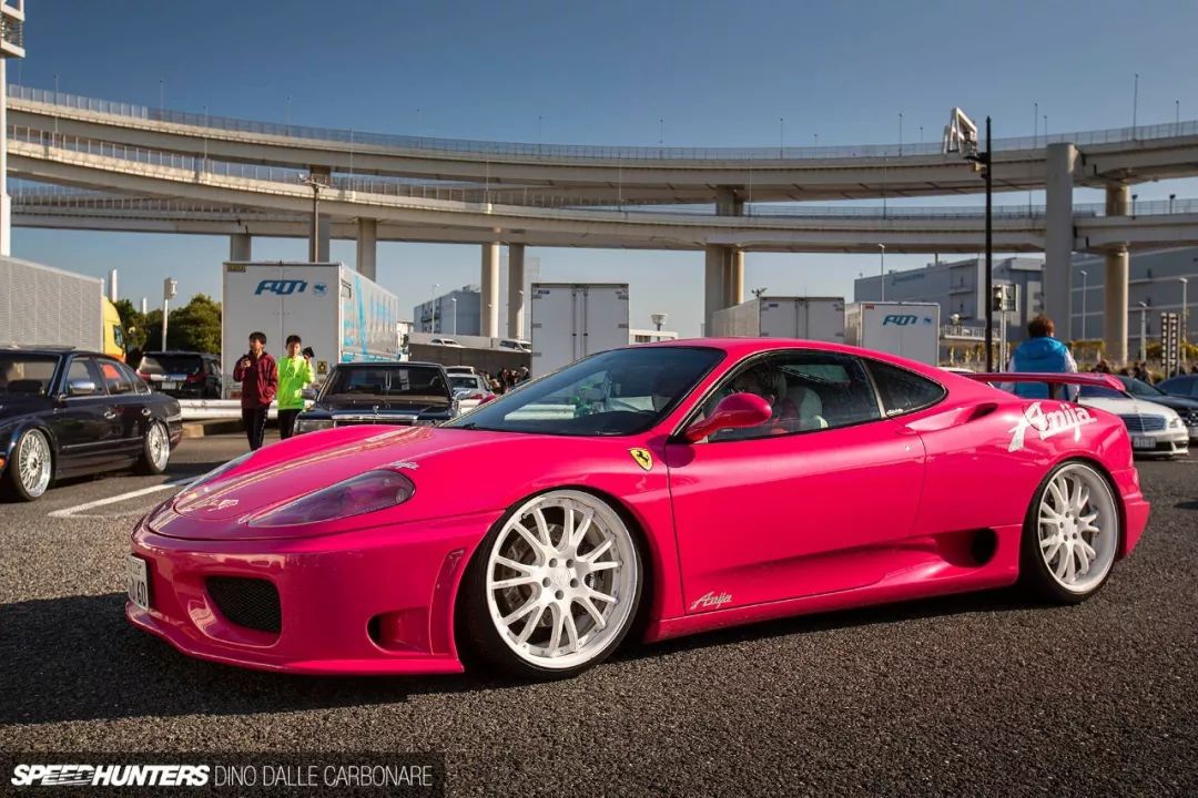 这辆帕加尼是经典的 25 周年纪念款.