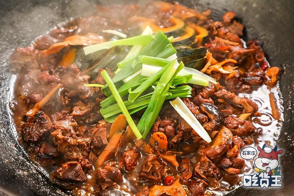 鹅肉煸香后,会加入一些不太好熟的配菜继续翻炒,紧接着会倒进去一整瓶