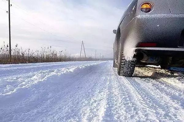 突發平涼發生一起交通事故雪天路滑直擊現場