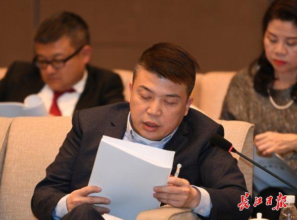 市政协委员吴健荣武汉赛车节龙虾和啤酒更有特色