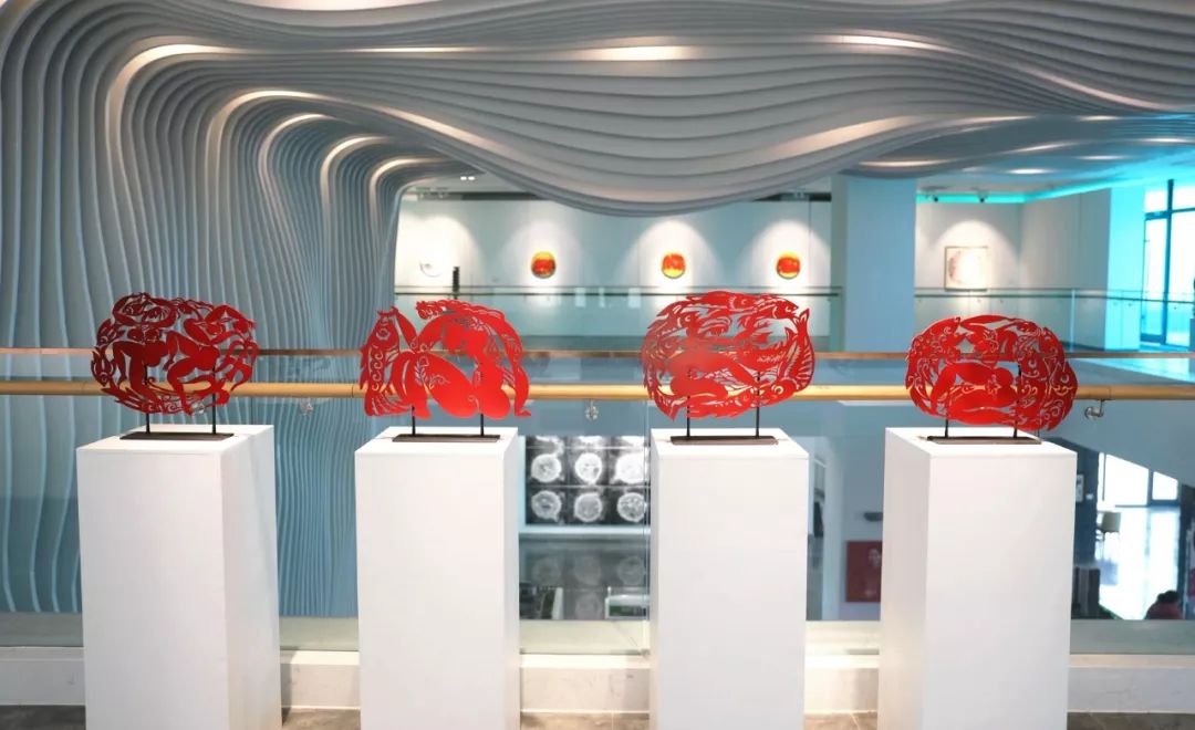 威海本土当代艺术家高顺艺术装置作品展在国际艺术岛开幕