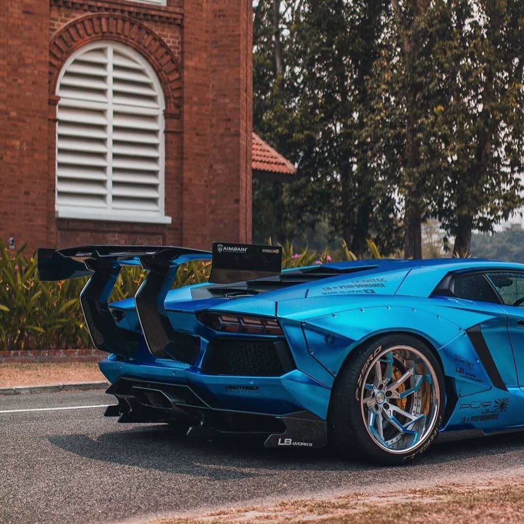 采用lb宽体套件的chrome蓝色兰博基尼aventador