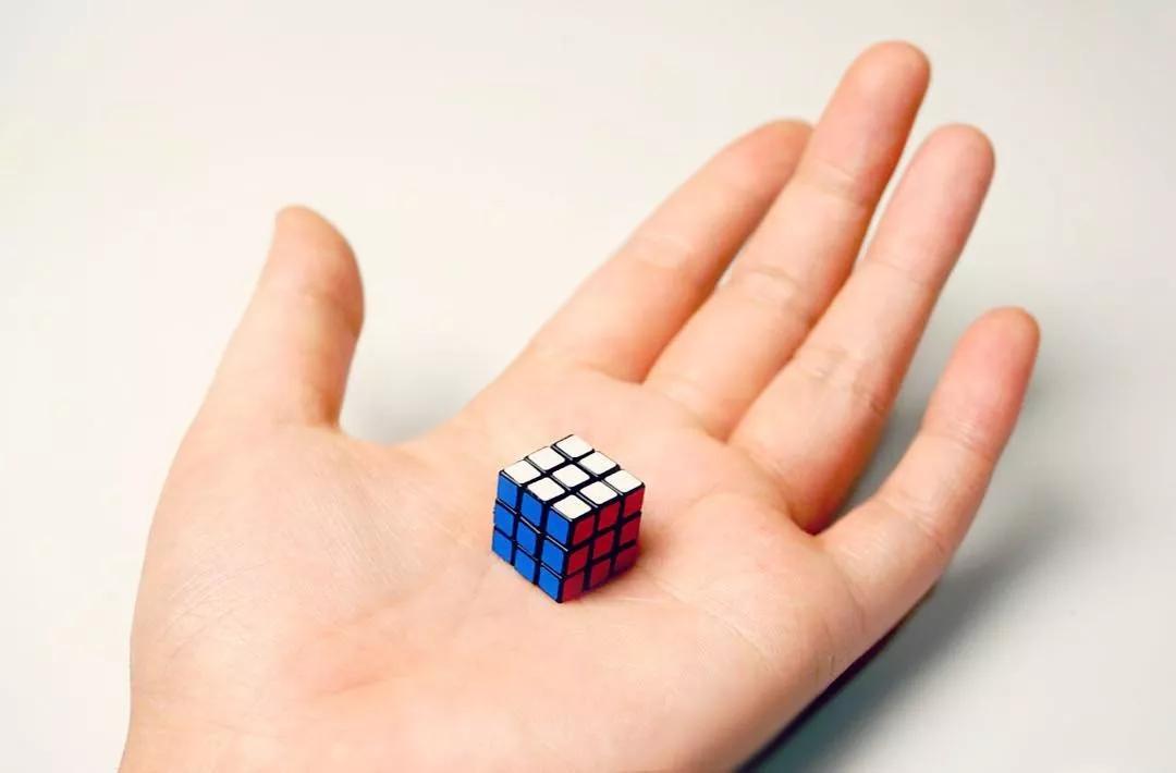 不敢相信自己的眼睛她用灵巧的双手创造了小人世界