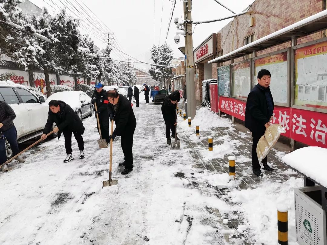 崔各庄人浴雪奋战只为你一路畅通