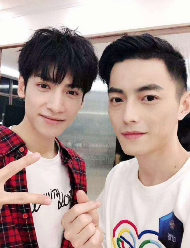 "电竞霍建华"被调侃"男版冯提莫"?看到他罕见全身照,我懂了_智勋