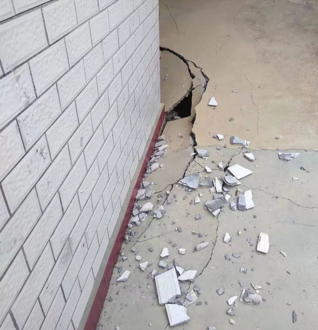 广西塘贝村一民居出现地基塌陷 有关部门:地下溶洞所致_房屋