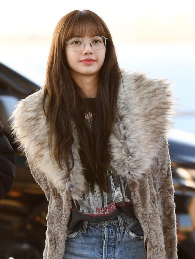 "人间芭比"lisa又出来撩人了!穿皮草大衣高级又时髦,太美了