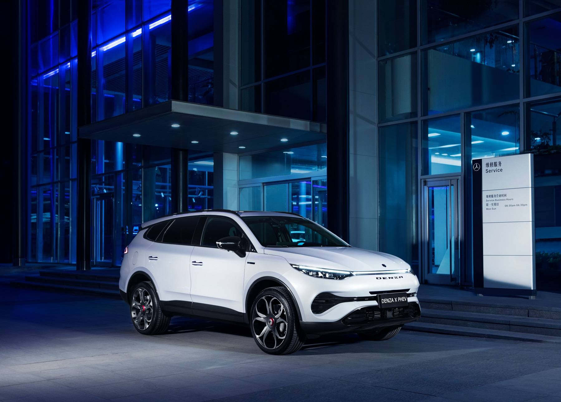 全新腾势x作为7座新能源suv车型,以"纯粹·精致"的设计语言呈现"化繁