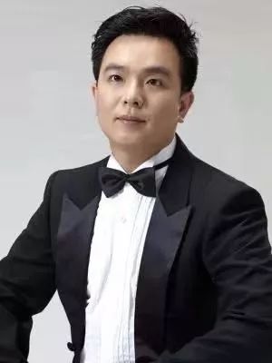 指挥:李成出生音乐世家,中学就读于上海音乐学院附中,本科毕业于解放