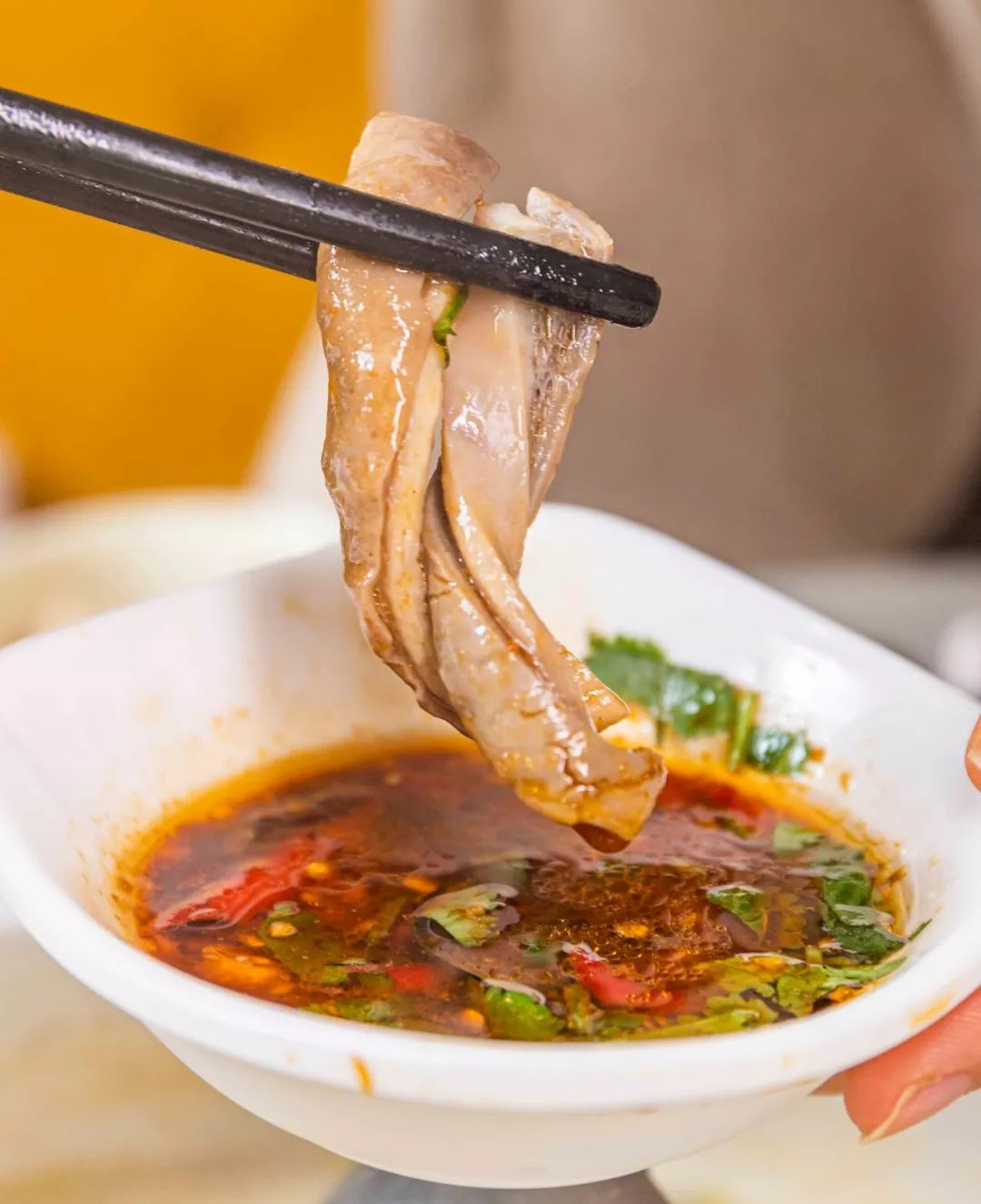 和吃火锅一样,猪肚鸡也可以蘸料吃.