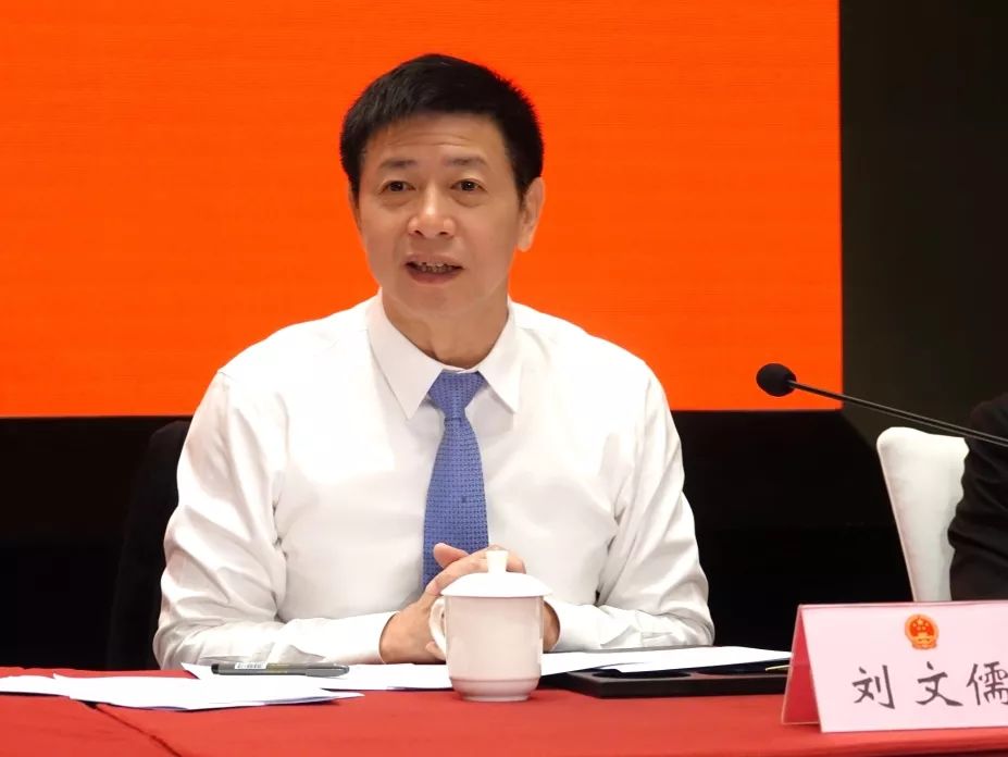 刘文儒代表说:完全赞同陈灿辉主任所作的市人大常委会工作报告.