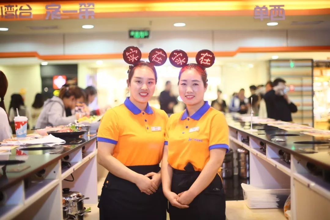 西单大悦城店内悬挂早期店铺招牌1217庆祝日呷哺呷哺呷哺呷哺,在今年