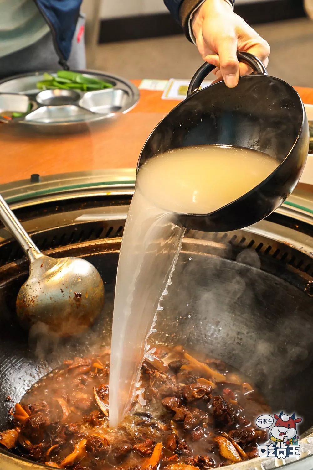 油锅烧热,将提前煎好的鹅肉