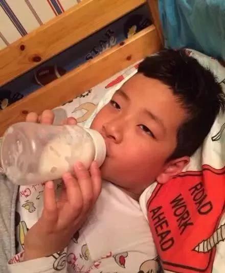 霍思燕儿子嗯哼4岁用奶瓶喝奶▲ 曹格的一双儿女睡觉喝奶两不误