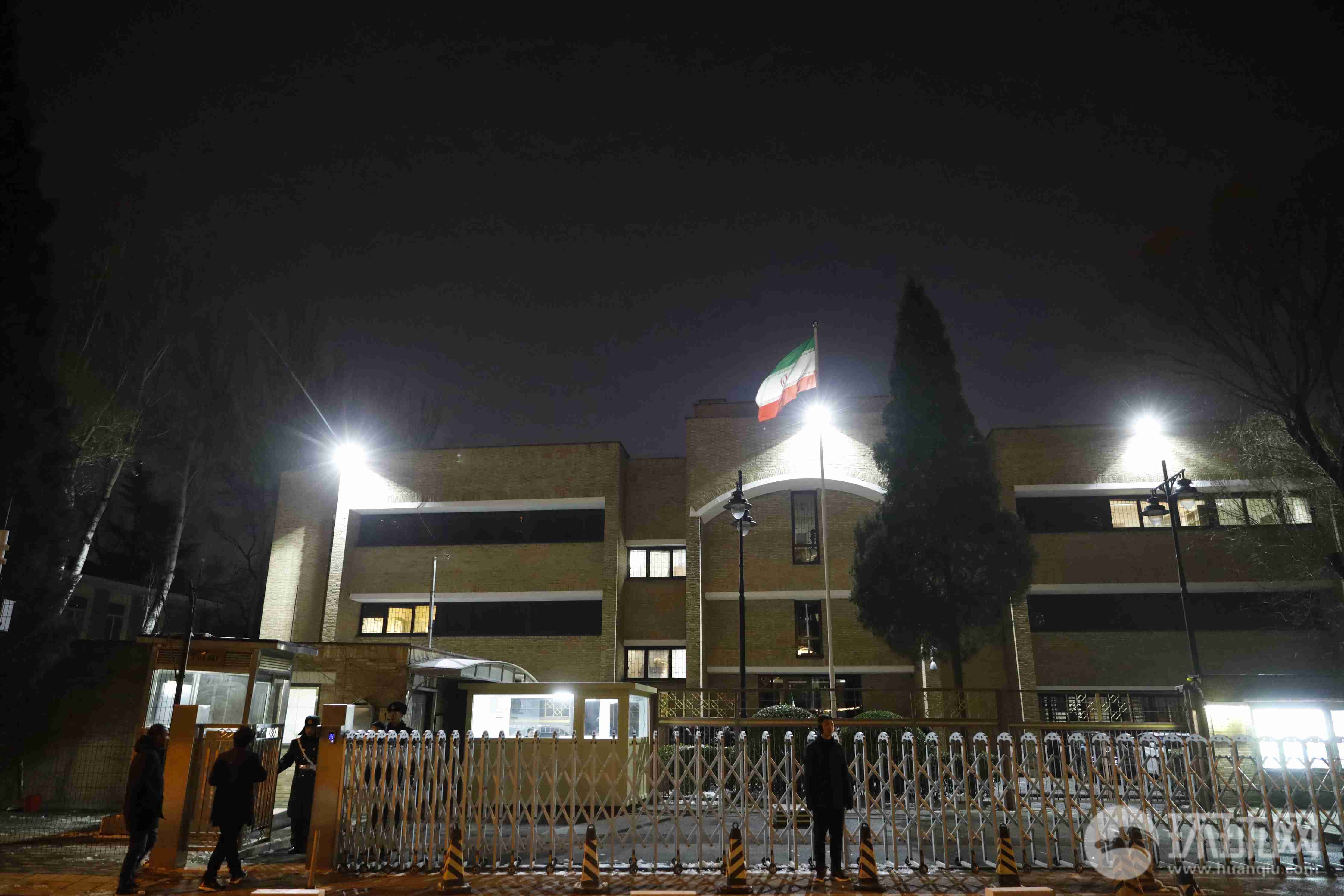 近百名在北京的伊朗民众周二晚在伊朗驻华大使馆举行了对苏莱曼尼的