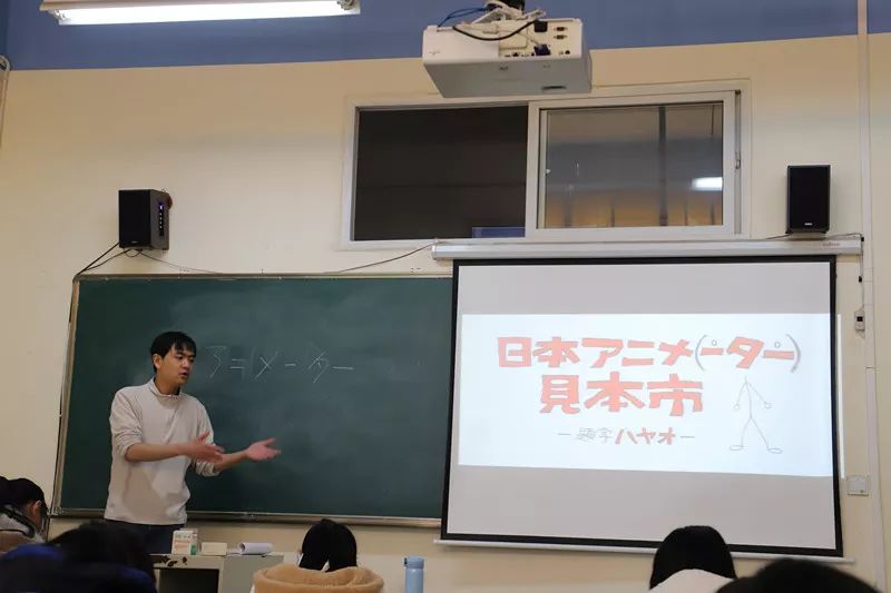 老师们在课堂上用日本时事,动画等内容导入学生对日语课堂的关注力