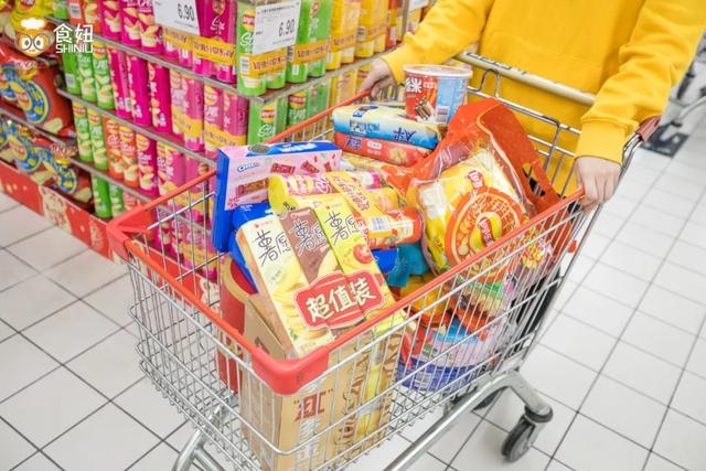 怪不得,附近单元的大爷大妈每天都拉个购物车过来… 毕竟过年得给孙子