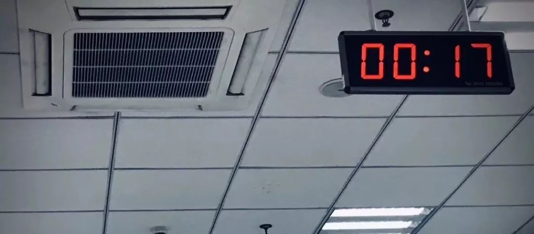 凌晨1点,我们在医院看到了这样一幕.