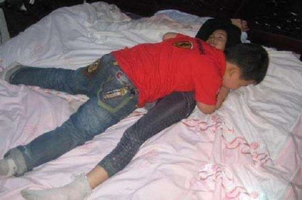 幼儿园"男女混睡",小男孩的动作惹怒家长,性别敏感期咋办?_孩子