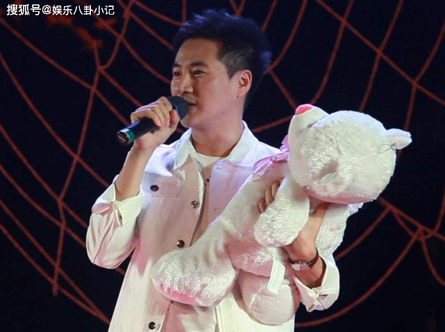 很多人不知道,海鸣威的本名叫曹广海,是在一次参加选秀节目时,自己取