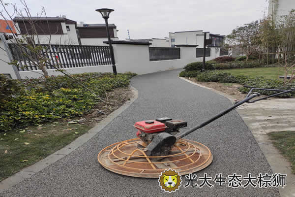 用透水混凝土铺院子再合适不过啦