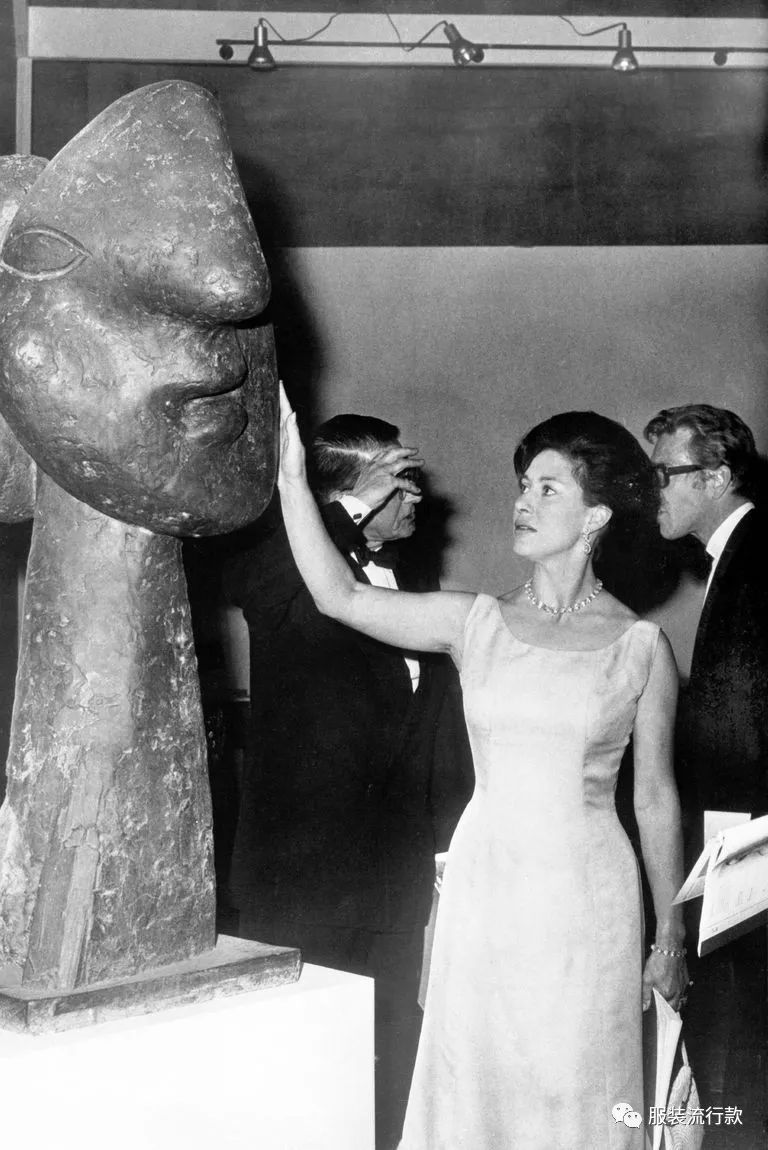 1967年6月10日,他在伦敦泰特美术馆(tate gallery)举行的毕加索展览中