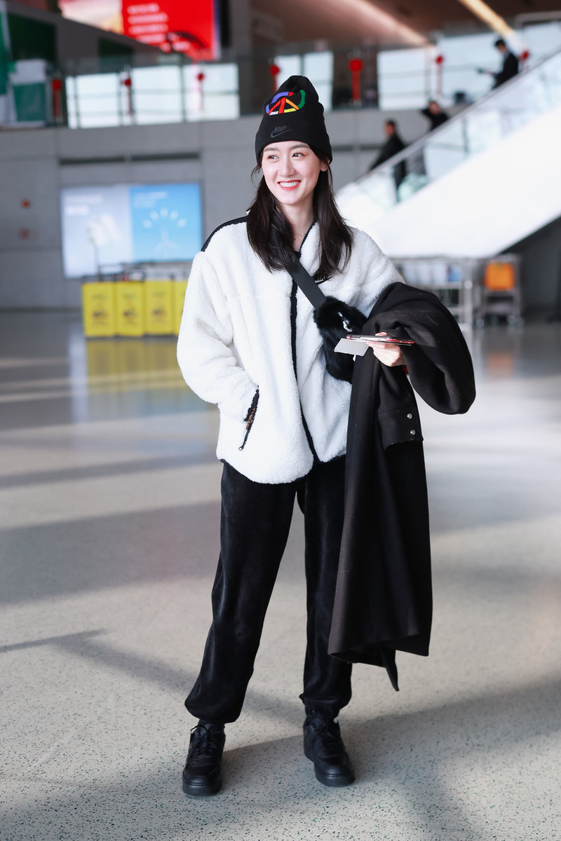 袁冰妍穿摇粒绒外套走机场黑白配经典大方穿灯芯绒裤都不显胖