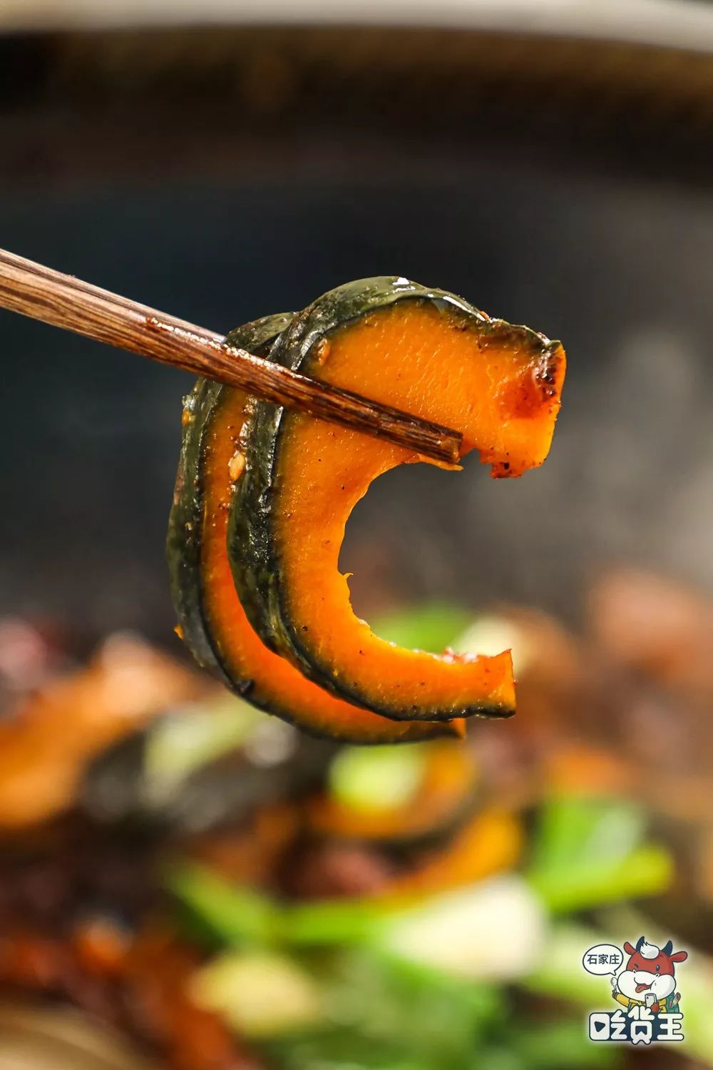 海南小金瓜炖好的笋片均匀的裹上了酱汁,也吸足了鹅肉的香味.