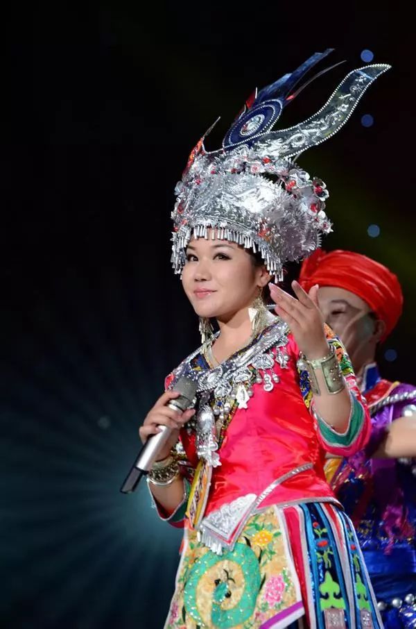 苗家金凤凰阿苗千千200场公益活动的民族回归点赞