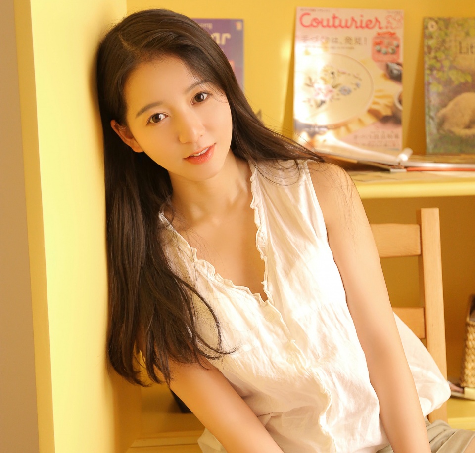 校花图赏文静少女的午后时光笑得很甜