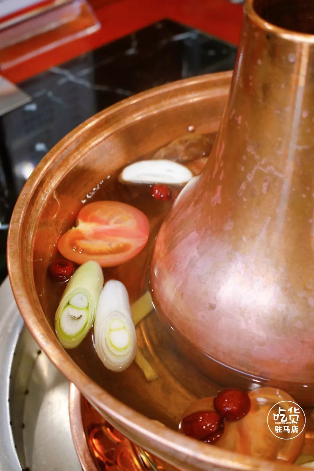 清汤涮肉可没有那么简单 ◆铜锅是老北京涮羊肉的必备,利用铜锅