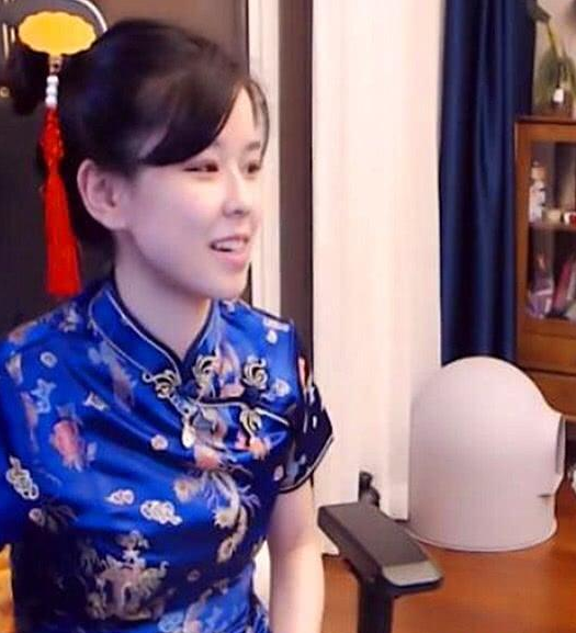 本以为沫子穿职业服够美了当她穿上旗袍的那一刻美到差点认不出