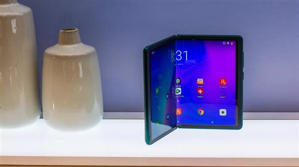 现场展示的是这一款tcl折叠屏手机屏幕尺寸为7.