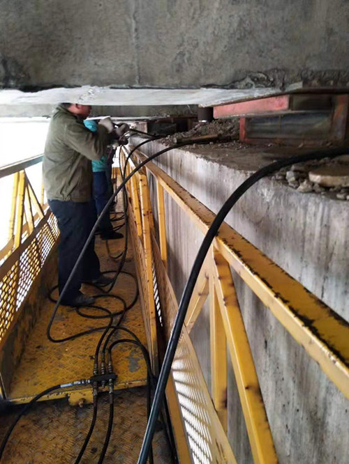 解析桥梁顶升工艺流程_千斤顶