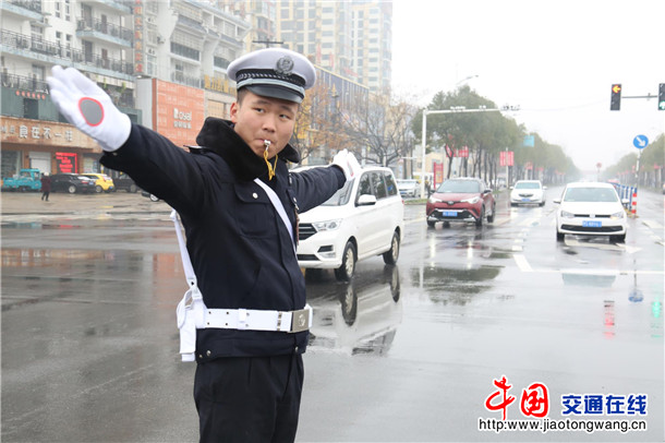 河南淮濱縣交警雨雪天執勤保安全保暢通