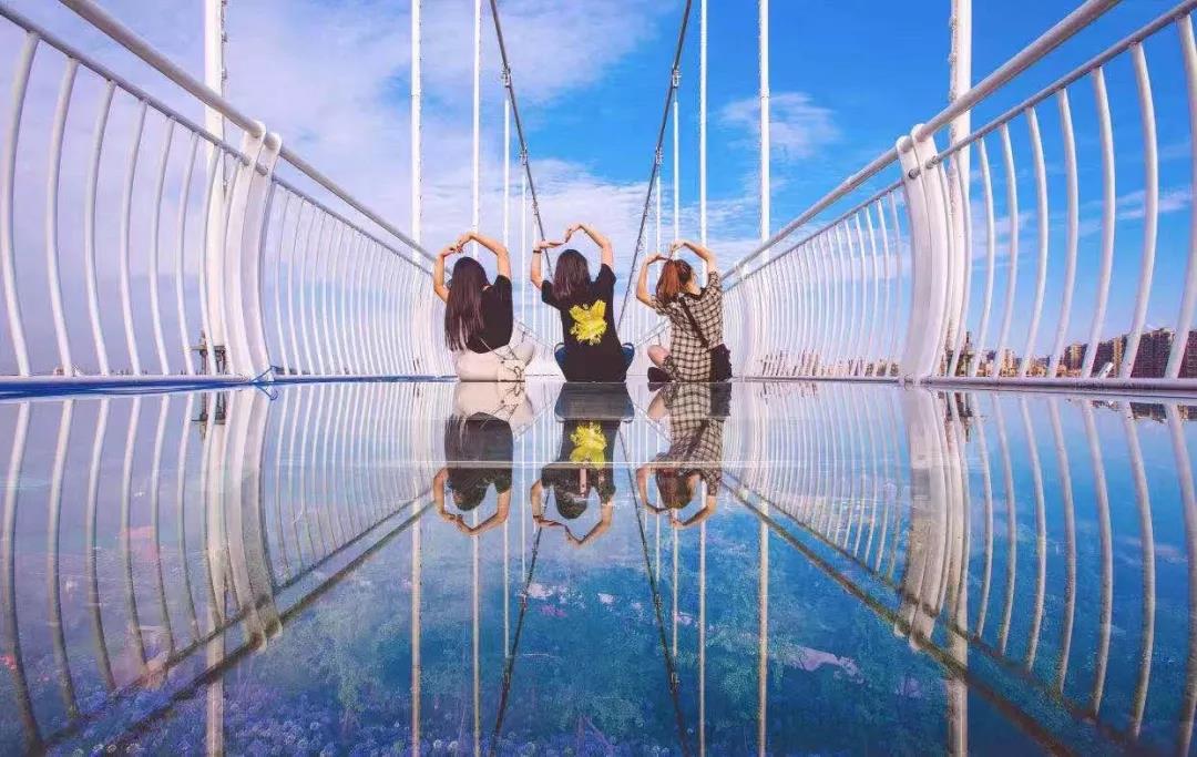 位于四川省都江堰市龙池镇虹口社区瓦子坪社区的全透明的9d玻璃吊桥